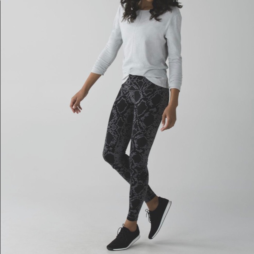 Lululemon wunder under snake print sz10 guc